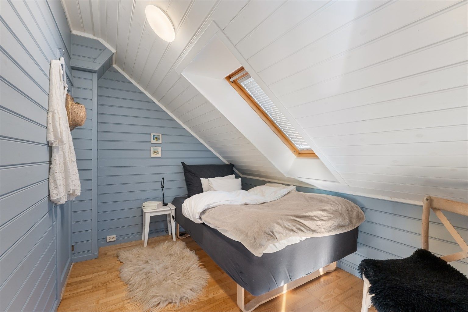 I denne etasjen ligger også et hyggelig rom innredet som soverom med plass til seng, nattbord og kommode. Rommet er ikke godkjent for varig opphold