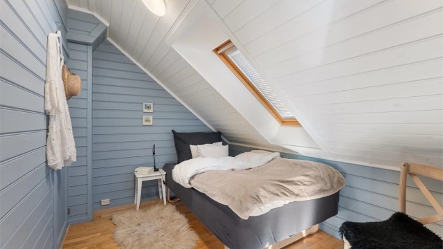 I denne etasjen ligger også et hyggelig rom innredet som soverom med plass til seng, nattbord og kommode. Rommet er ikke godkjent for varig opphold