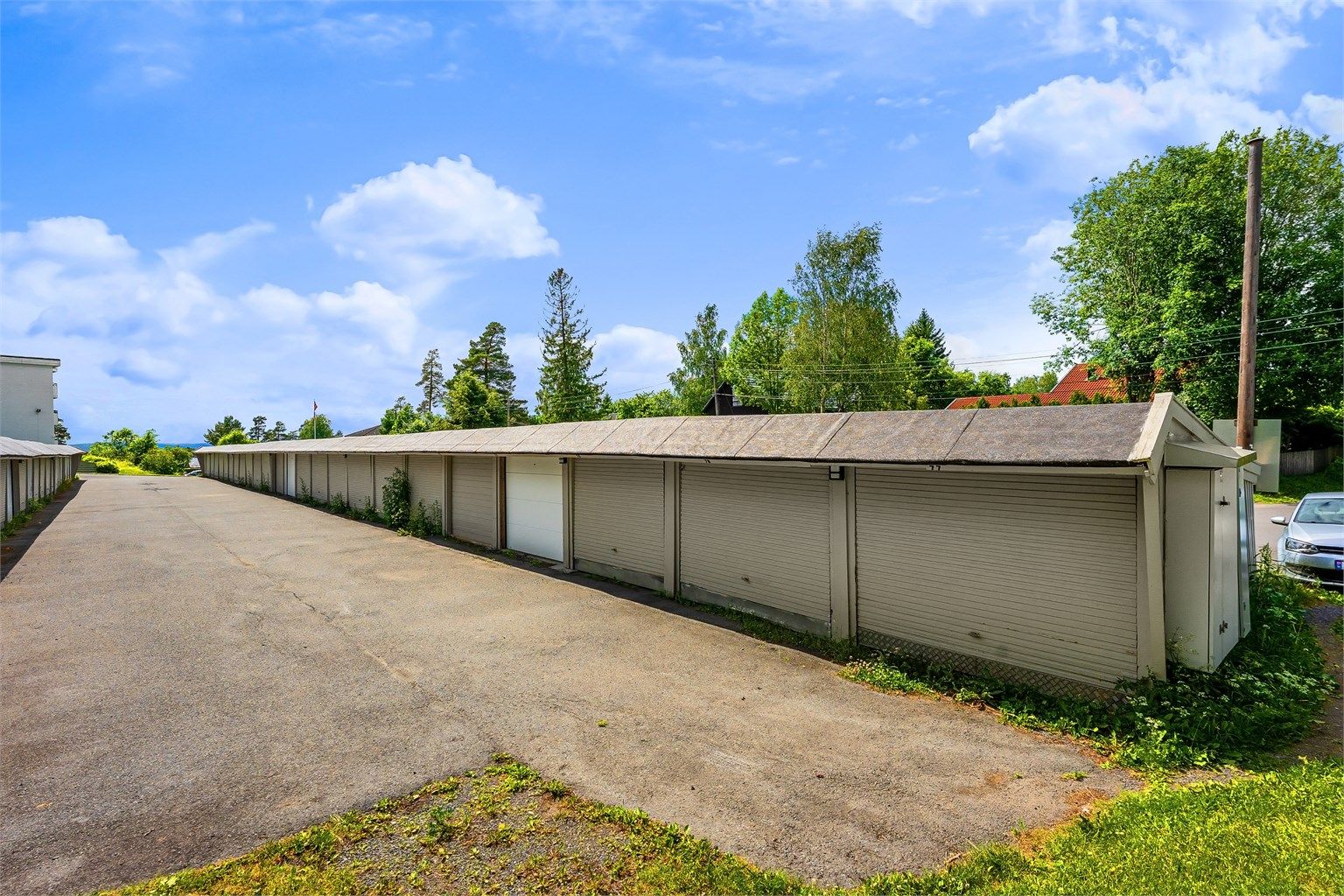 Boligen disponerer 1 garasjeplass som medfølger leiligheten. Det er også muligheter leie av parkeringsplass etter venteliste. I tillegg disponerer borettslaget hele 12 ladeplasser for beboerne