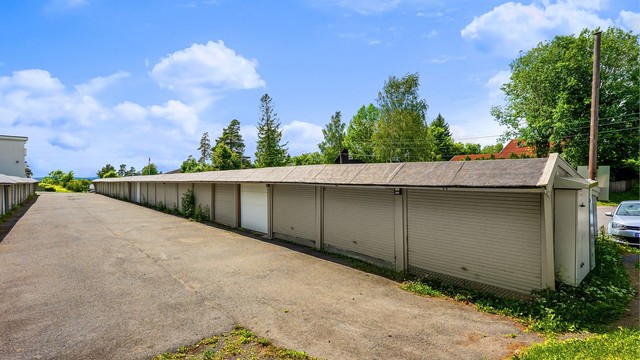 Boligen disponerer 1 garasjeplass som medfølger leiligheten. Det er også muligheter leie av parkeringsplass etter venteliste. I tillegg disponerer borettslaget hele 12 ladeplasser for beboerne