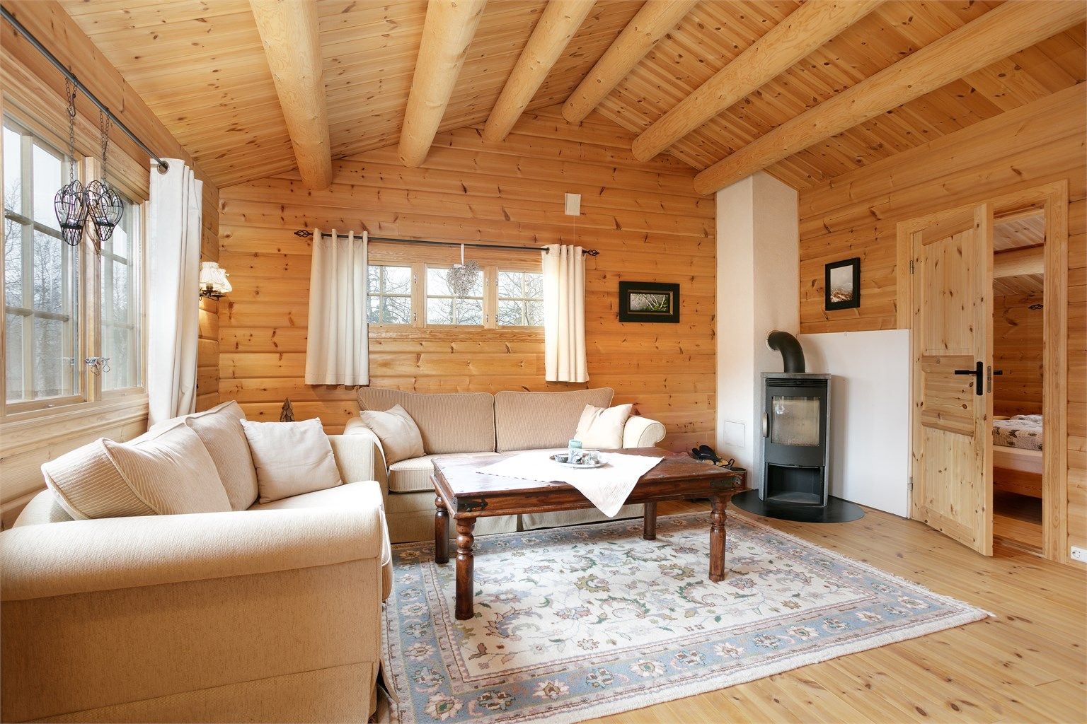 Stue i tilbygget del med dør til hovedsoverom