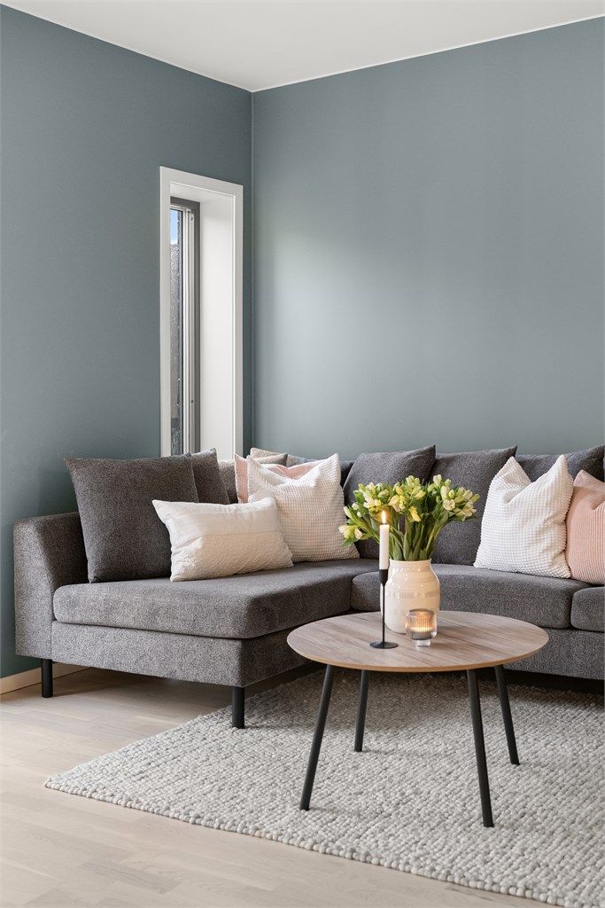 Stuen har god plass til en romslig sofagruppe.