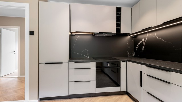 Praktiske detaljer som benkeskapsbelysning og kullfilterventilator er på plass.