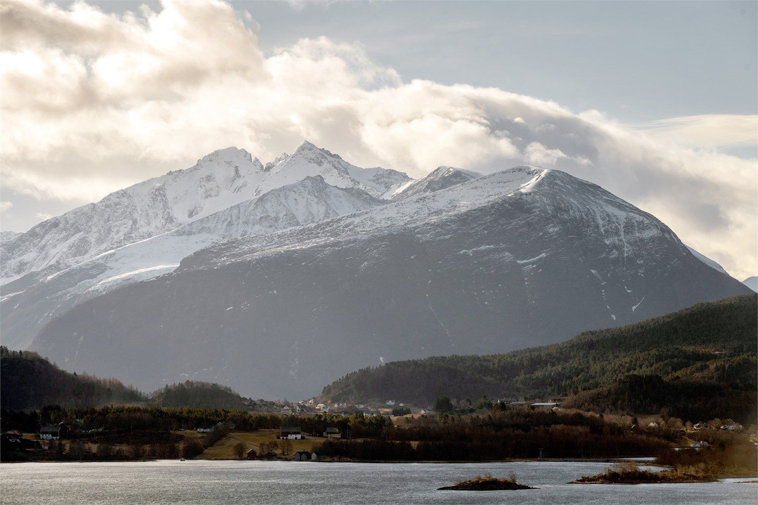 Utsikten mot Sunnmørsalpene er et mektig skue som endrer seg med årstidene