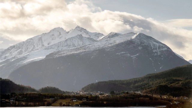 Utsikten mot Sunnmørsalpene er et mektig skue som endrer seg med årstidene