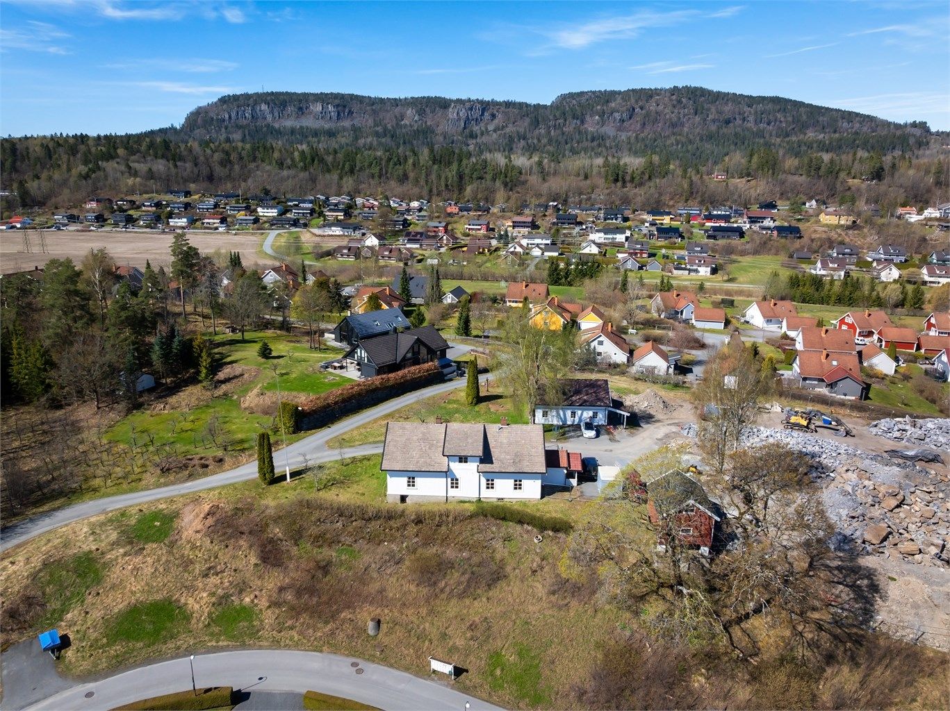 Eiendommen har en barnevennlig og hyggelig beliggenhet tett på Bærumsmarka og naturen med et stort turterreng, sommer som vinter