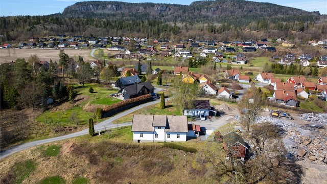 Eiendommen har en barnevennlig og hyggelig beliggenhet tett på Bærumsmarka og naturen med et stort turterreng, sommer som vinter