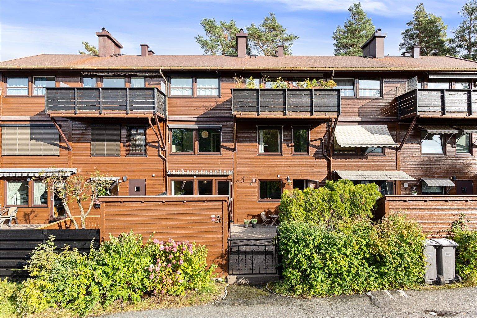 Rekkehuset ligger tilbaketrukket i det barnevennlige og bilfrie Søndre Fjeldstad borettslag, et trivelig bomiljø med mange barnefamilier.