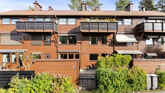Rekkehuset ligger tilbaketrukket i det barnevennlige og bilfrie Søndre Fjeldstad borettslag, et trivelig bomiljø med mange barnefamilier.