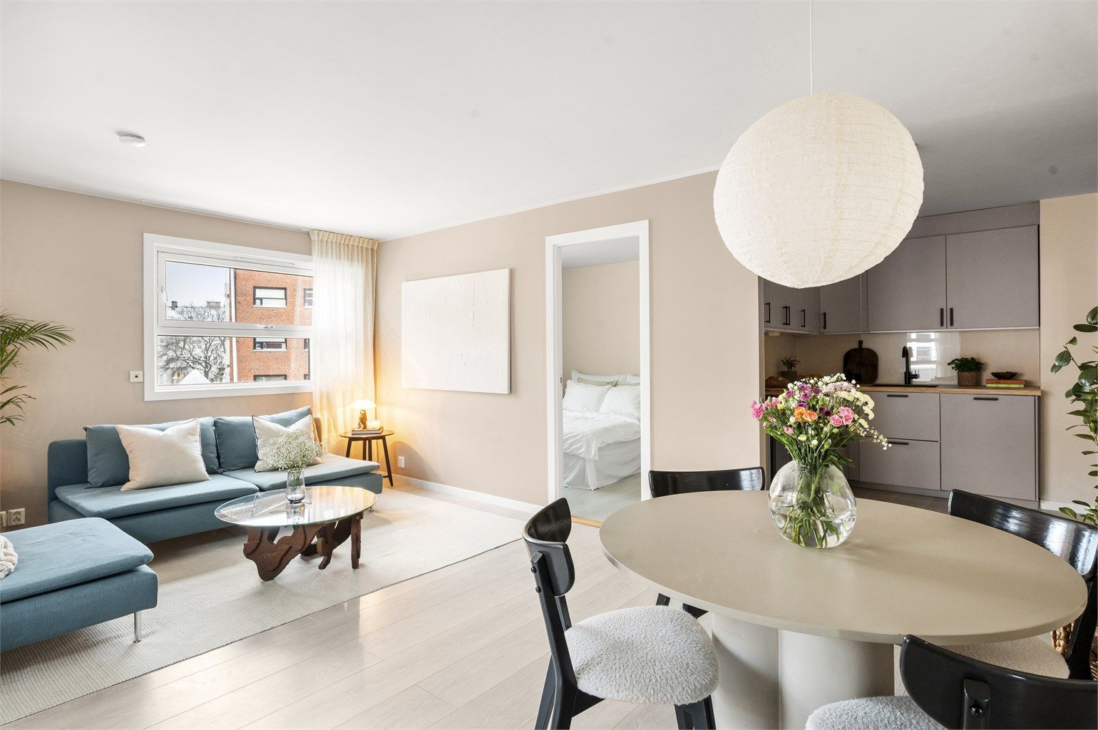 Leiligheten har en god planløsning som består av en entré, bad, to soverom og stue med åpen kjøkkenløsning.