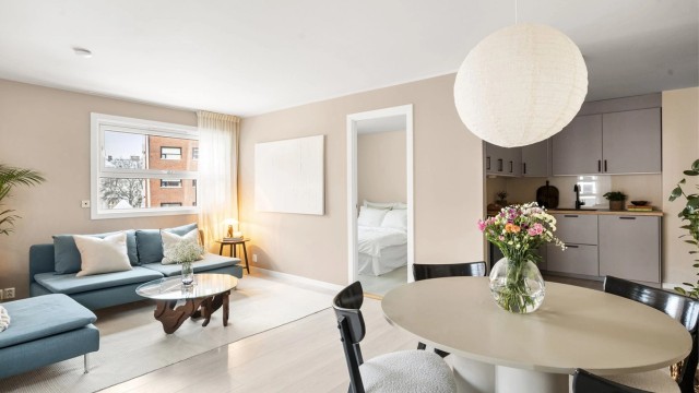 Leiligheten har en god planløsning som består av en entré, bad, to soverom og stue med åpen kjøkkenløsning.