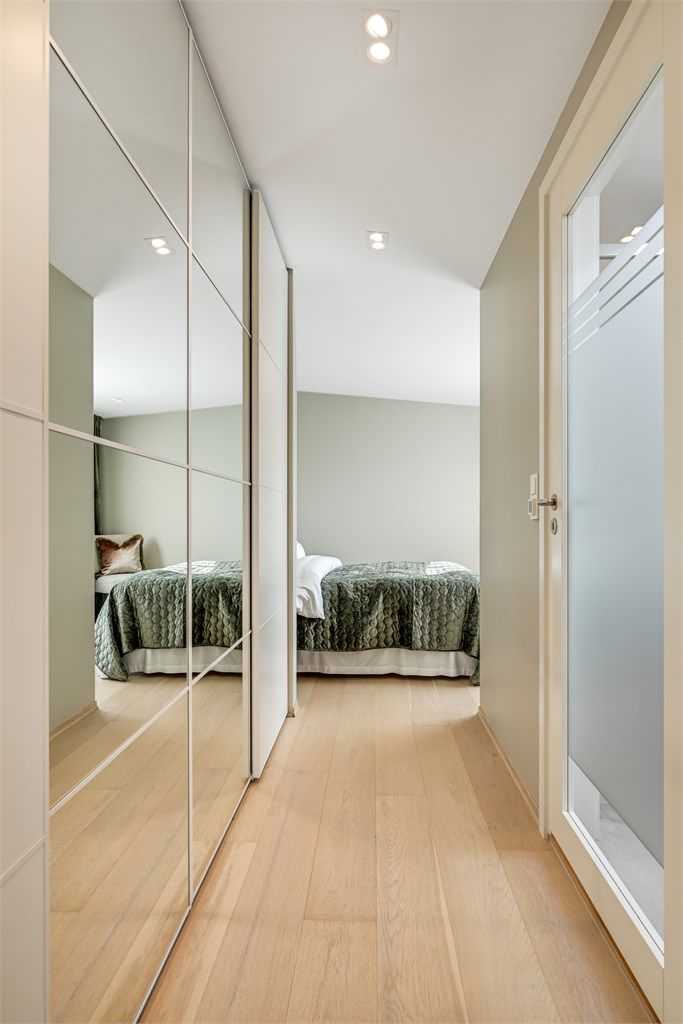 Fra garderoben er det inngang til hovedbadet i andre etasje.