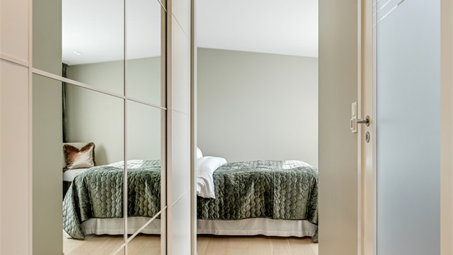 Fra garderoben er det inngang til hovedbadet i andre etasje.