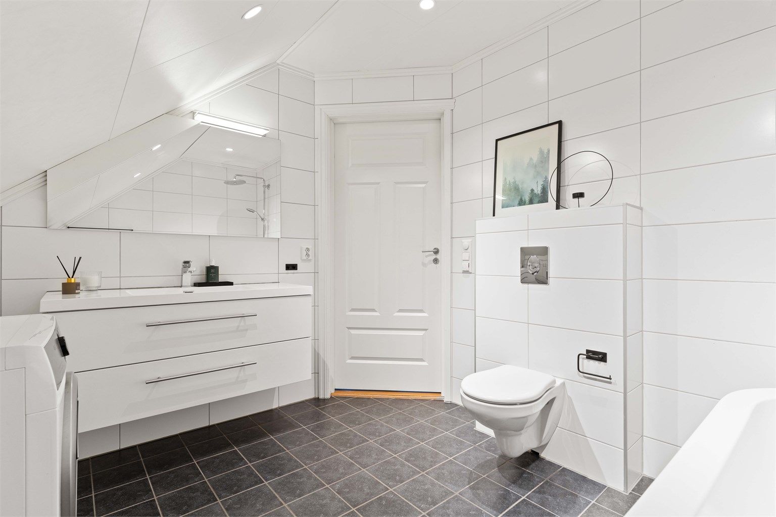 Dette badet er levert av Megaflis og har flislagte overflater og gulvvarme.