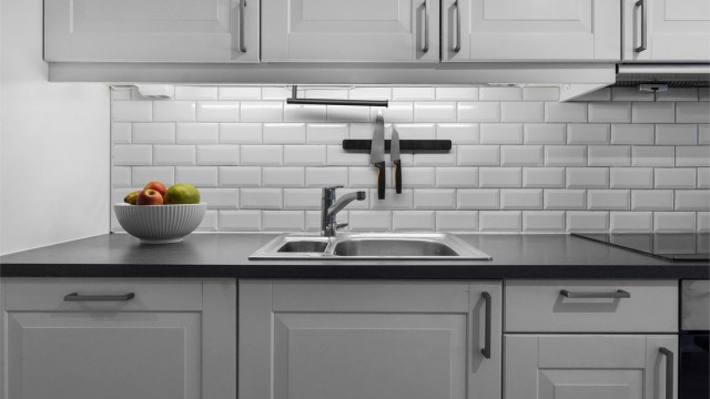 Laminert benkeplate med induksjonstopp og fliser over benken.