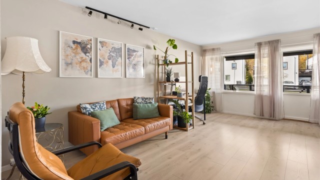 Lys og luftig stue med store vindusflater.