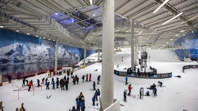 SNØ er en av verdens største innendørsarenaer som samler vintersportentusiaster. I tillegg tilbyr den et utvalg av kjente merkevarer innen sports- og fritidsmote. Du vil også finne en butikk som skreddersyr utstyr etter dine behov.