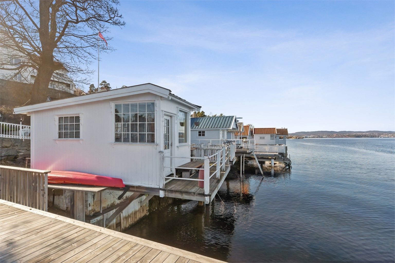Badehuset byr på rikelig lagringsplass for alt av sommerutstyr – enten du har SUP-brett, kajakk, badeleker eller strandstoler. Foto: Per O. Skjellnan v/Efkt