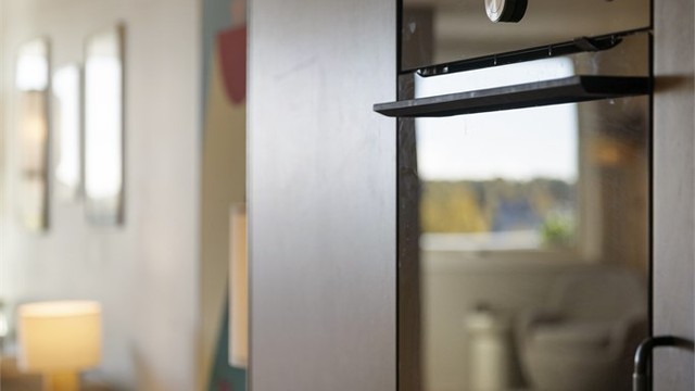 Integrert stekeovn plassert i behagelig arbeidshøyde i høyskapet.
