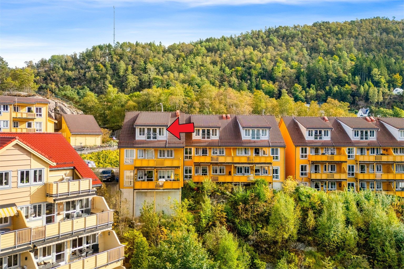 Leiligheten ligger utmerket til i byggets toppetasje. Terrasseblokken går over 2 plan pluss loft og er bygget i 2000.