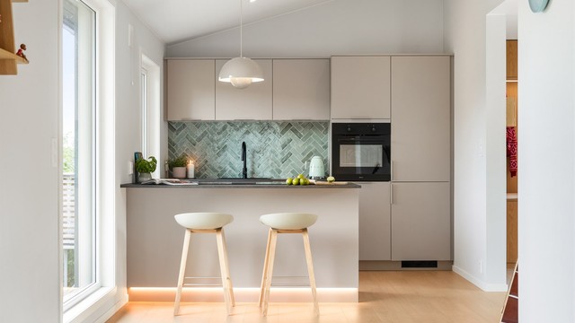 Kjøkkenet har integrert kjøleskap, stekeovn og oppvaskmaskin, samt nedfelt platetopp med integrert ventilator med kullfilter. Det er automatisk lekkasjestopper under oppvaskkum og komfyrvakt.