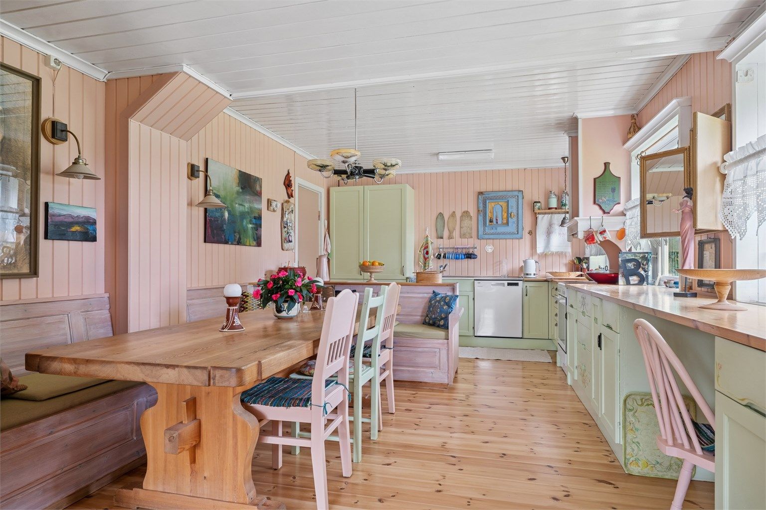 Kjøkken 1. etasje. Et sjarmerende rom med sine fargevalg og åpen løsning med spisegruppe. Foto: EFKT v/Kristian Haug.