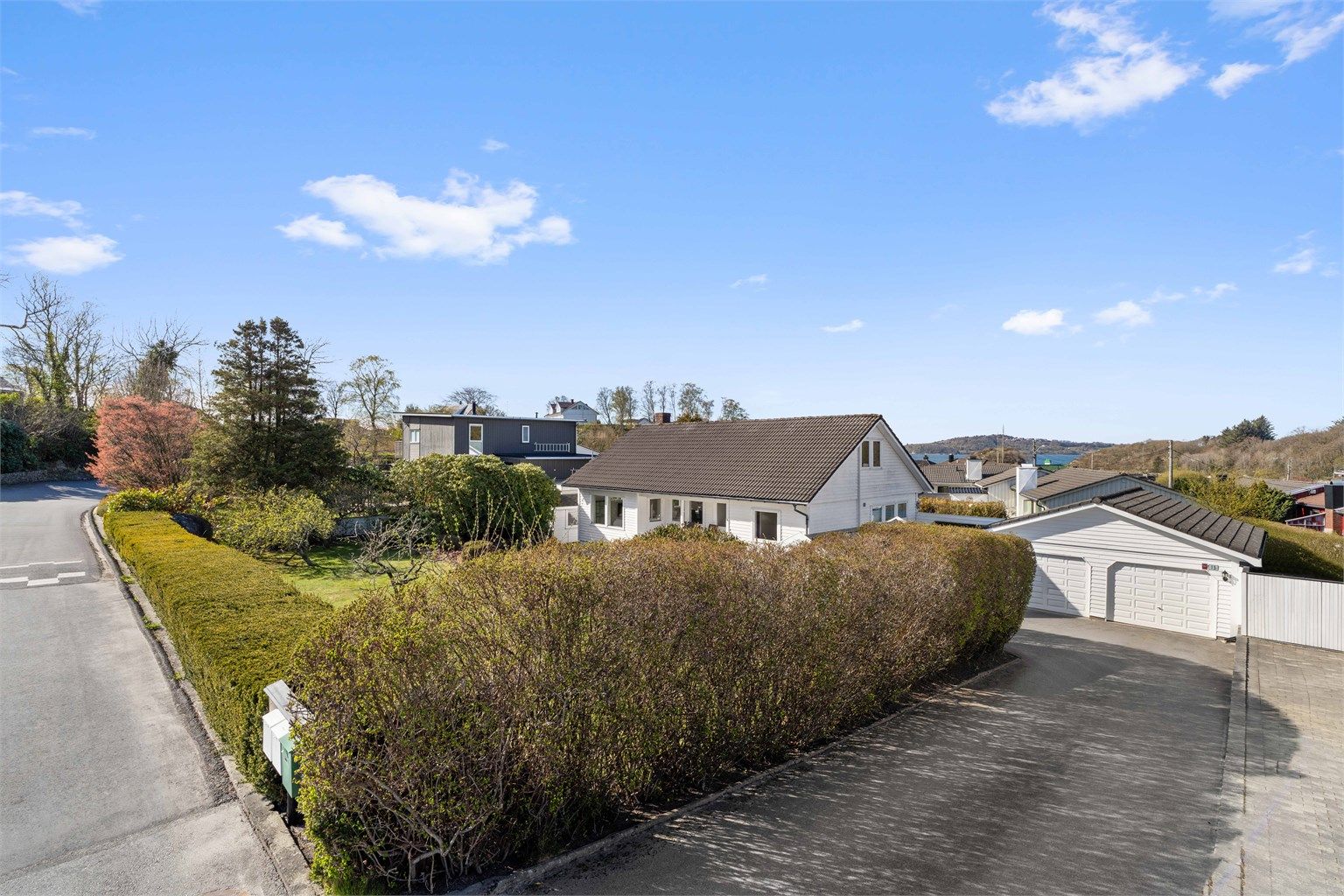 Boligen har dobbel garasje og stort gårdsrom.