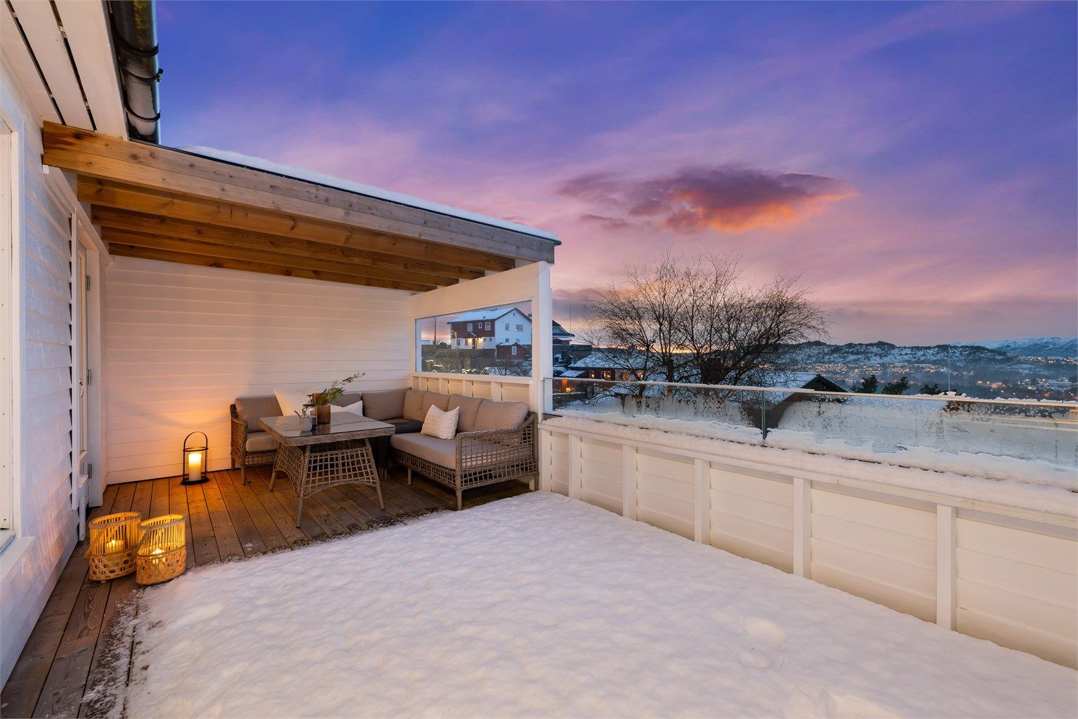 En flott halvpart 2-mannsbolig med nydelig vestvendt utsikt og gode solforhold.