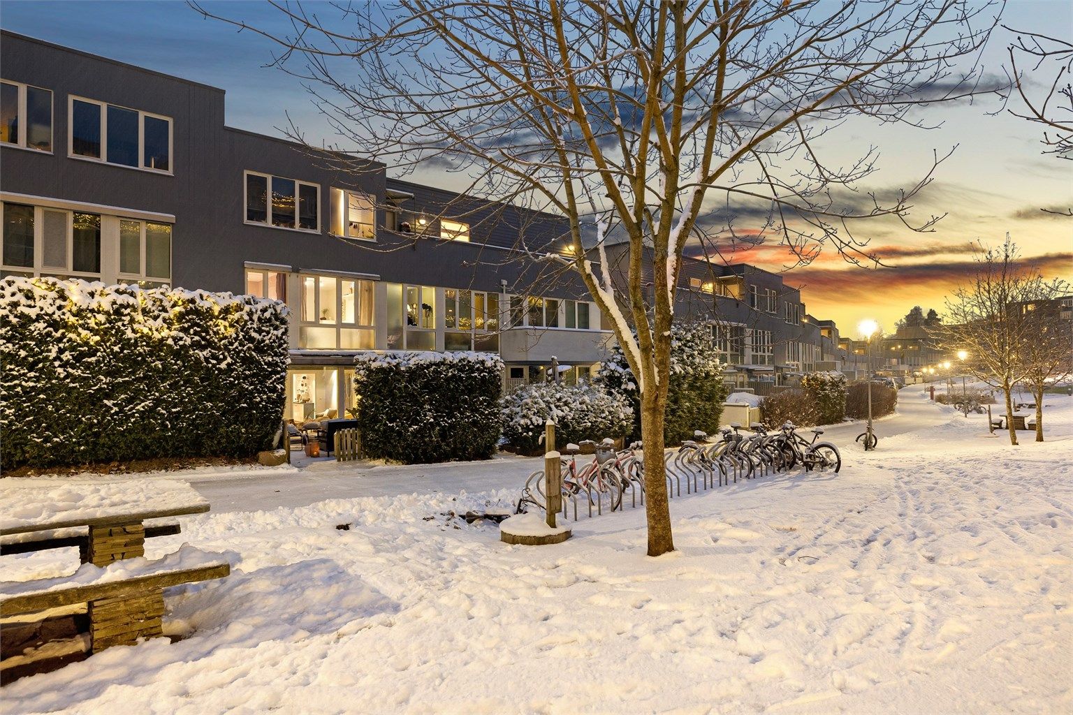 Leiligheten vender inn mot ett privat parkområde