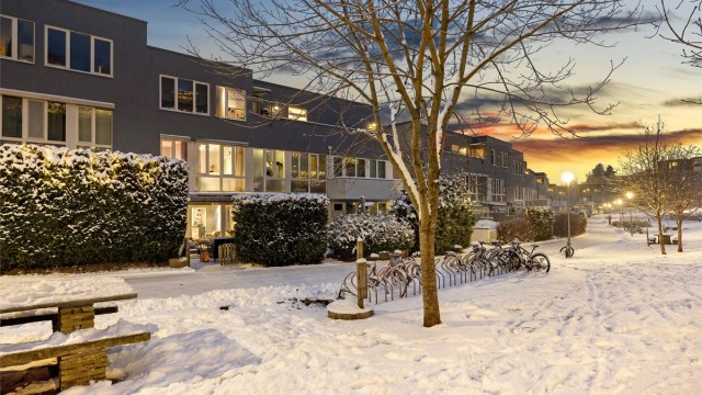 Leiligheten vender inn mot ett privat parkområde