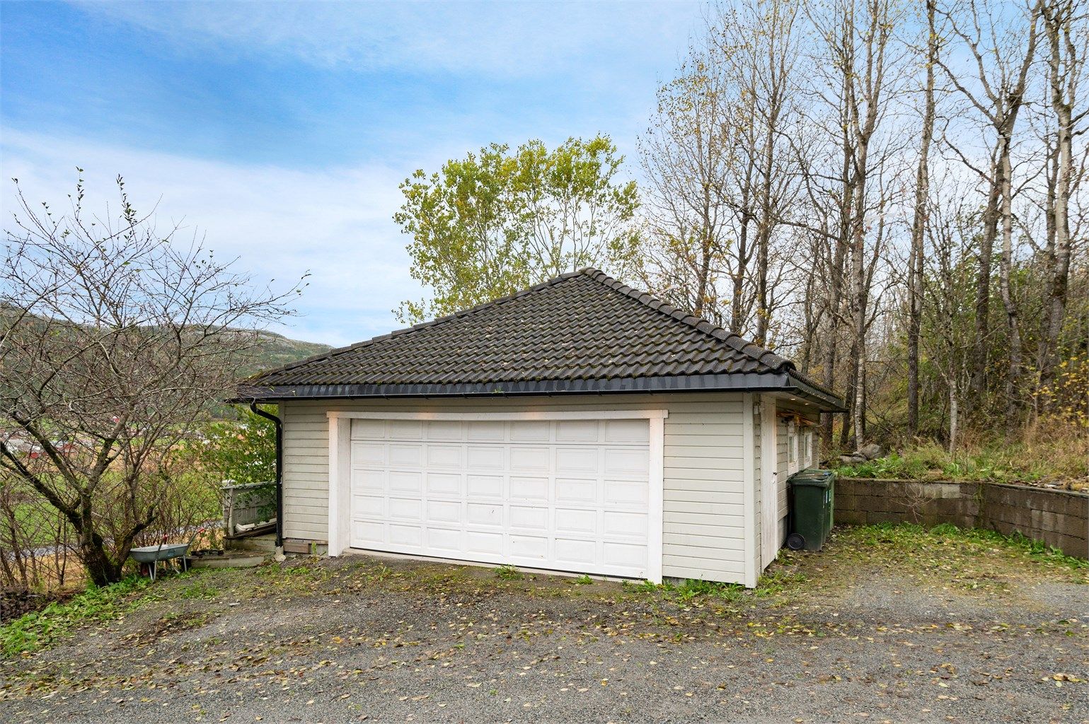 Dobbelgarasjen måler ca. 52 kvm. 