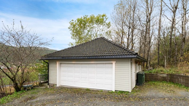 Dobbelgarasjen måler ca. 52 kvm.