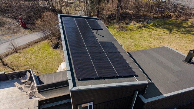 Solcellepanel på taket montert av Ottovo.