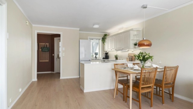 Direkte fra entré kommer man inn i et åpent og romslig stue-kjøkkenrom på 31m²