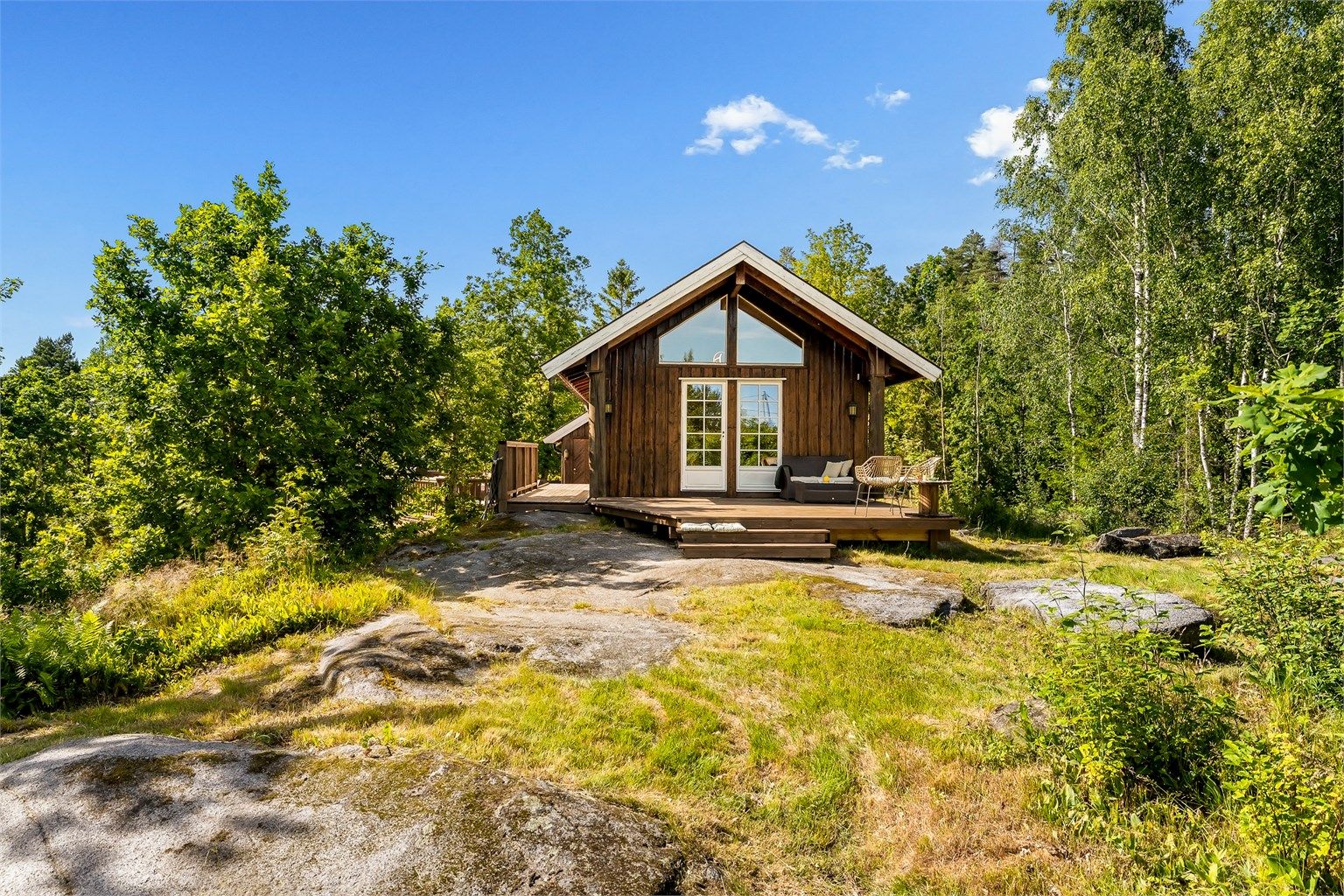 Det åpne terrenget rundt hytta inviterer til både lek og moro for store og små - et perfekt sted for utendørsaktiviteter og kvalitetstid med familien.