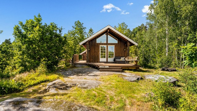 Det åpne terrenget rundt hytta inviterer til både lek og moro for store og små - et perfekt sted for utendørsaktiviteter og kvalitetstid med familien.