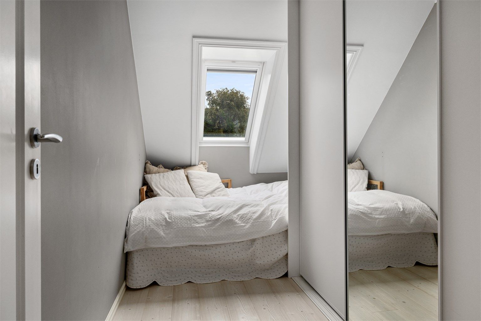 Soverom 2 er på ca. 9 m² og er også utstyrt med en praktisk garderobeløsning som gir gode oppbevaringsmuligheter.