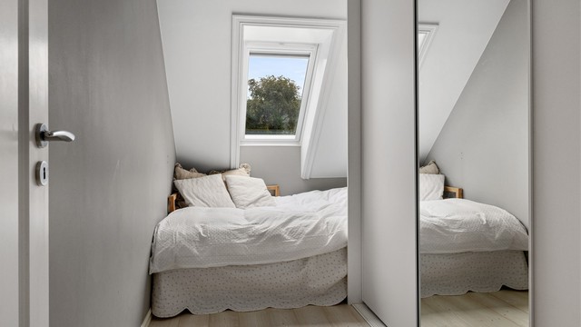 Soverom 2 er på ca. 9 m² og er også utstyrt med en praktisk garderobeløsning som gir gode oppbevaringsmuligheter.