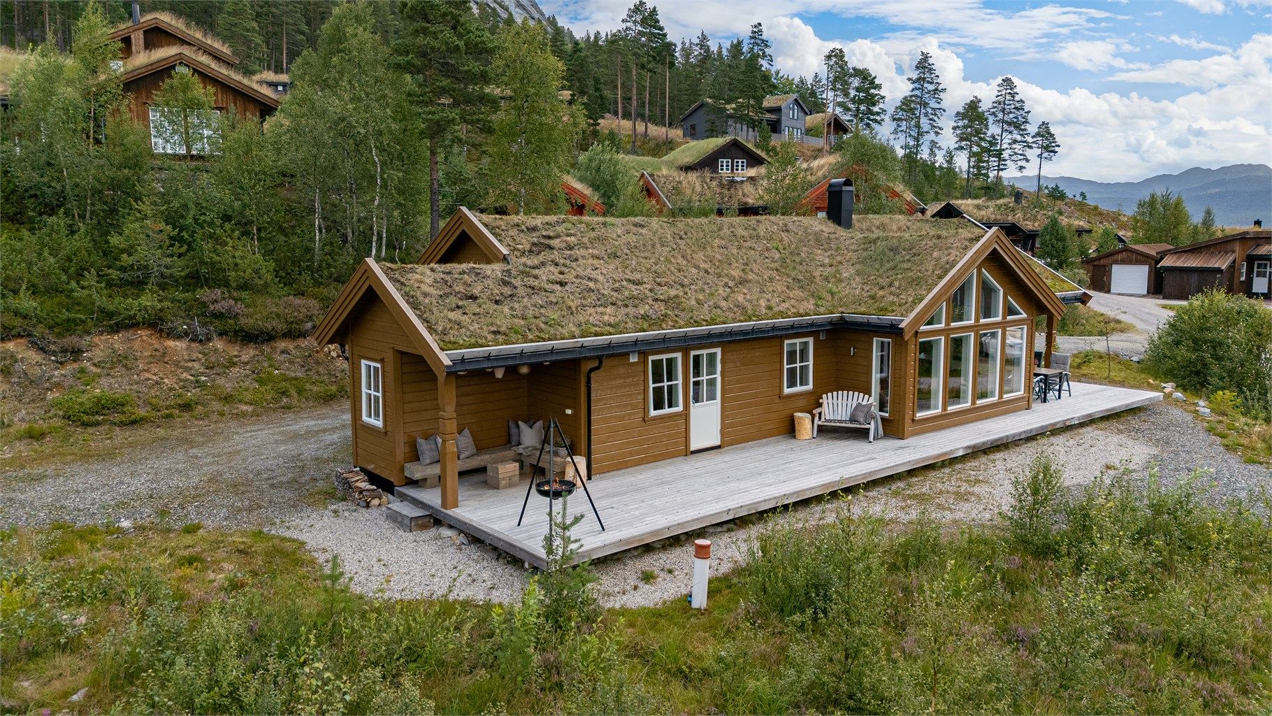 Tomta har gode solforhold som kan nytes hele dagen fra romslig terrasse 