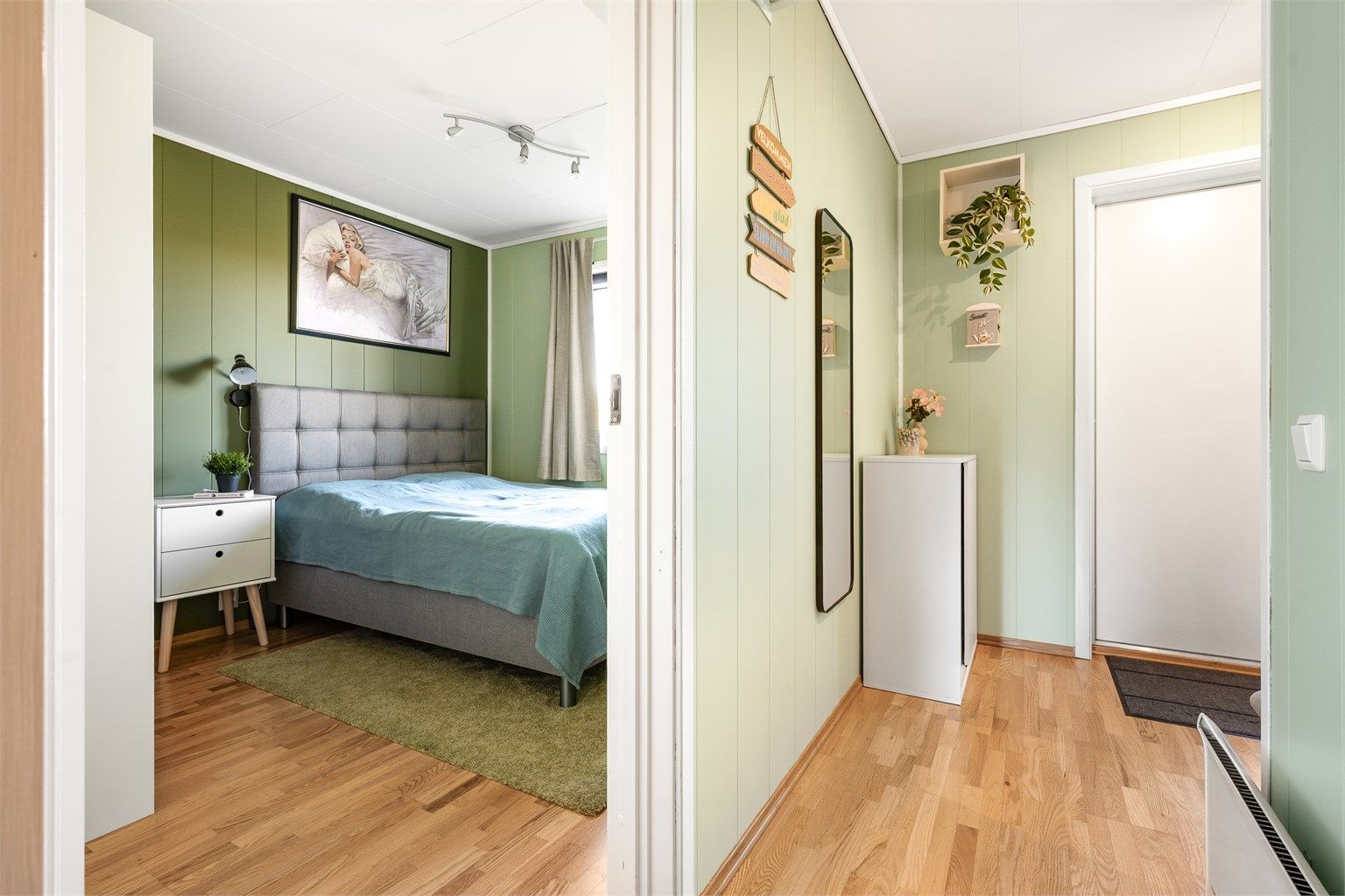 Hallen binder sammen soverom, bad og oppholdsrom på en funksjonell måte.