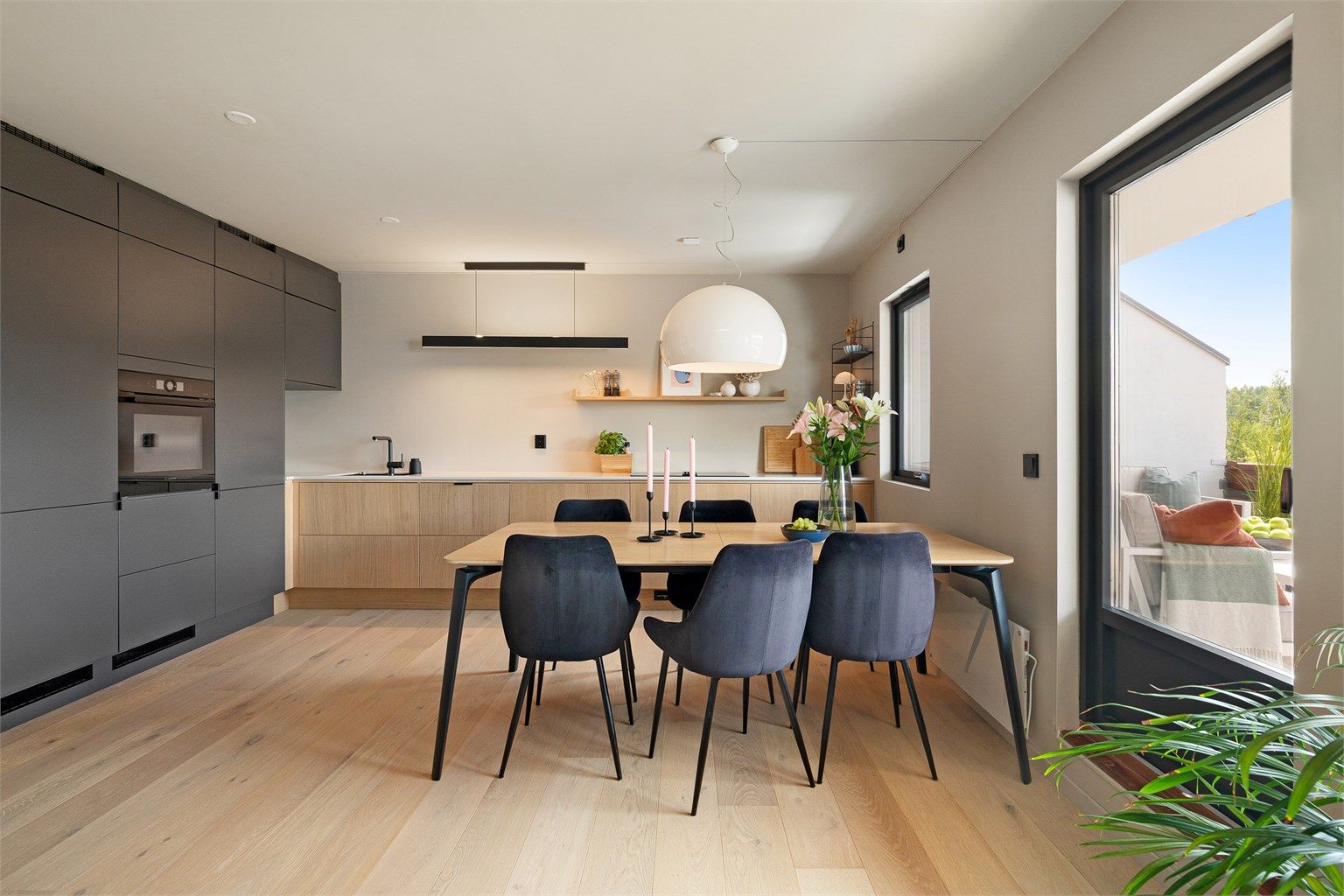 Super planløsning med gode soner. Ved kjøkkenet har du god plass til spisebord