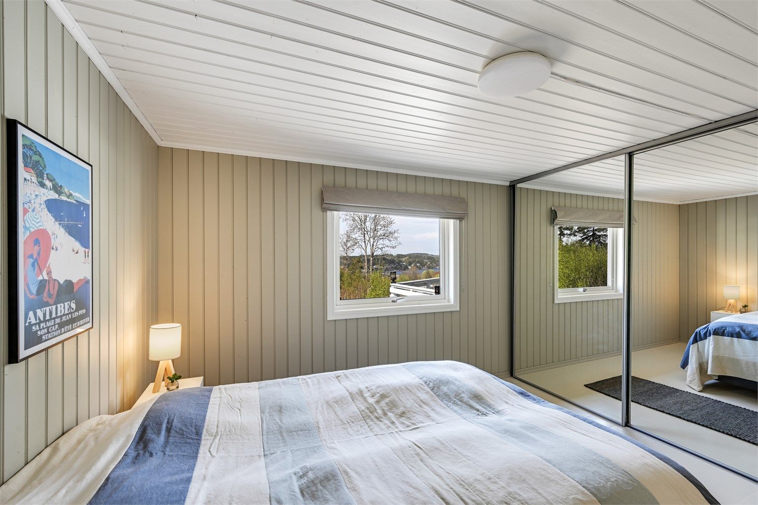 På hovedsoverommet er det god plass til oppbevaring