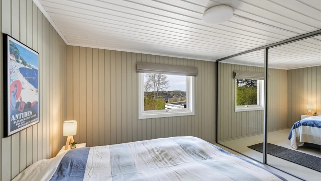 På hovedsoverommet er det god plass til oppbevaring