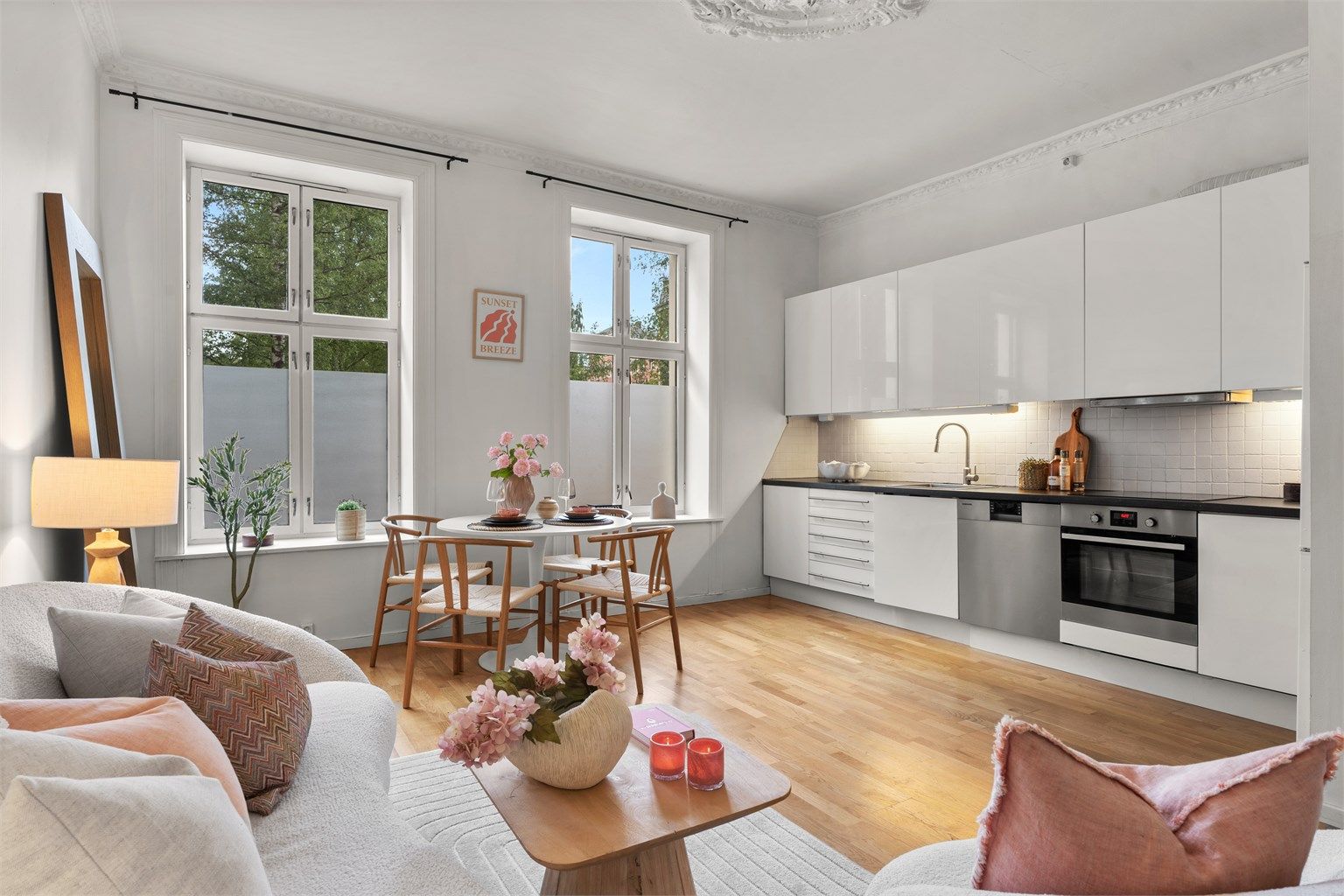 Leiligheten ligger i en høy 1.etasje med lite innsyn fra forbigående