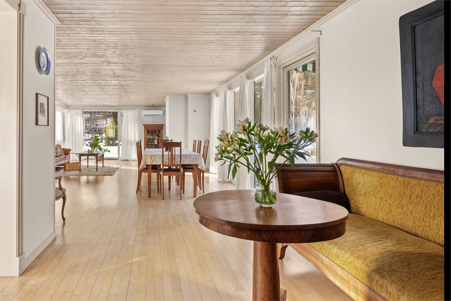 Leiligheten har lite innsyn og store vindusflater som slipper inn rikelig med dagslys, samtidig som de gir visuell kontakt mellom bolig og grøntareal mot vest, samt god kontakt mellom stuen/spisestuen og terrassen