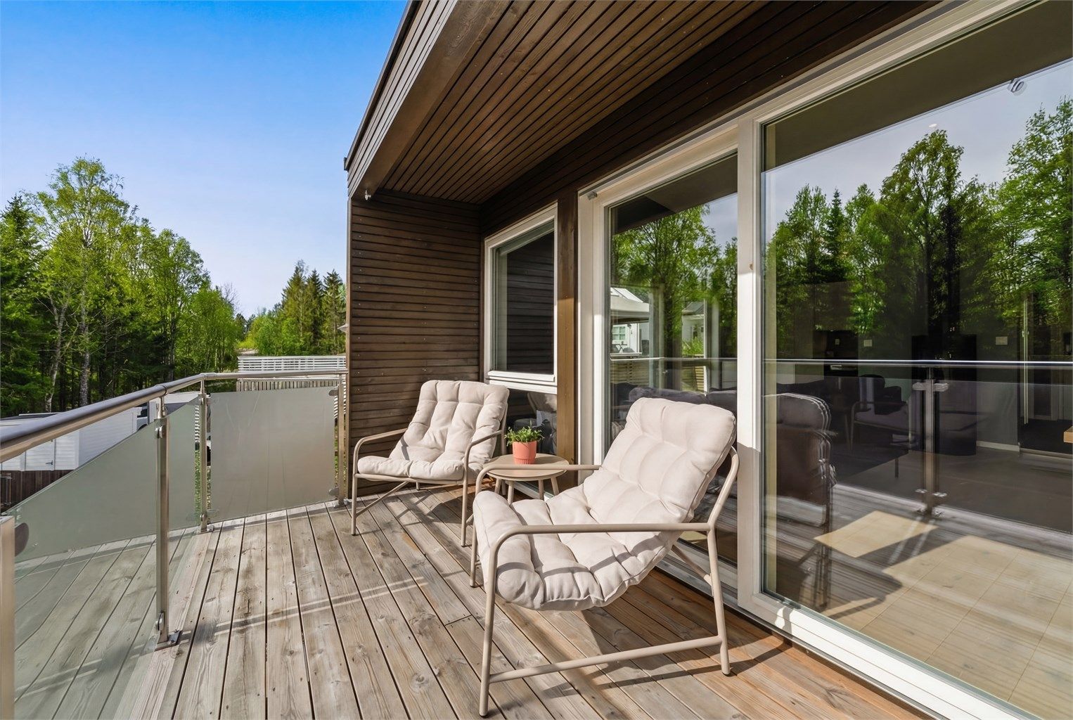 Balkongen utenfor stuen er en fin, usjenert plass med utsikt over nærområdet.