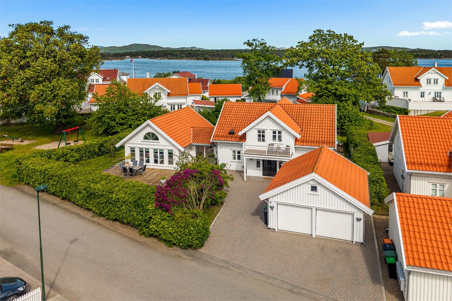 Tett på naturen og sjøen.