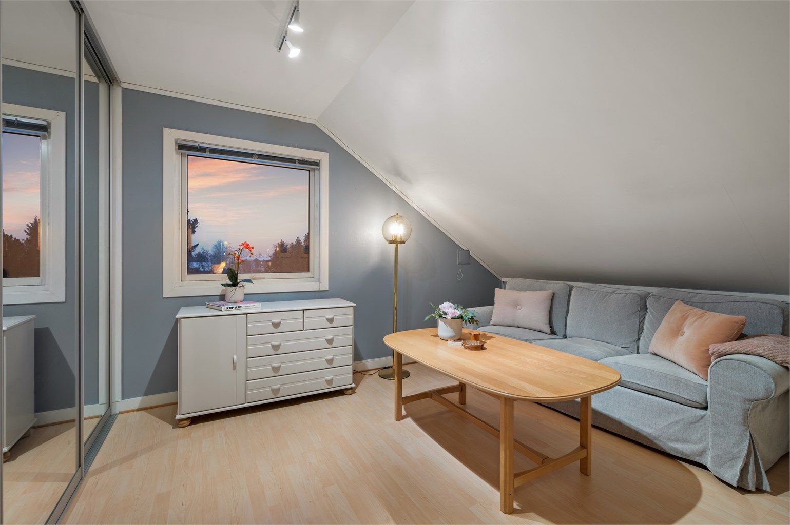 Soverom 3 er på 13 kvm og er i dag innredet som ekstra stue. 