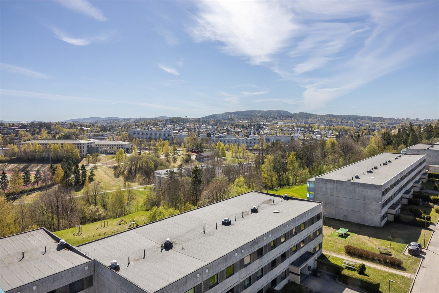 I nærområdet finner du et bredt utvalg av skoler, barnehager og servicetilbud, som Stovner Senter 11 minutter unna.