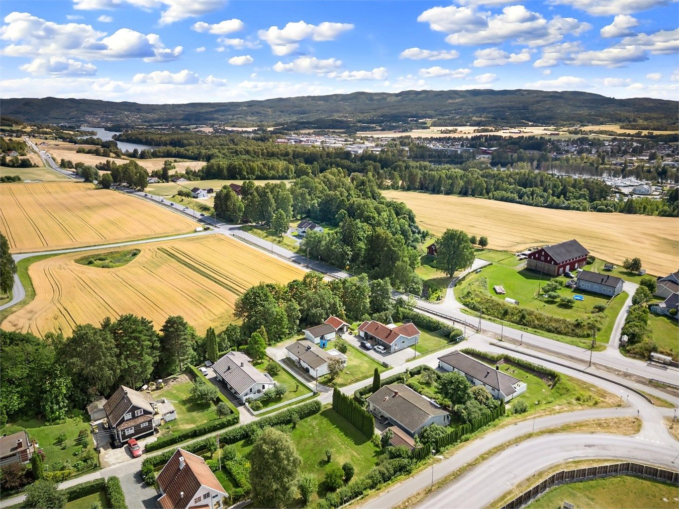 Sentralt beliggende med ca. 1,8 km til Hokksund sentrum med jernbanestasjon og de aller fleste servicetilbud